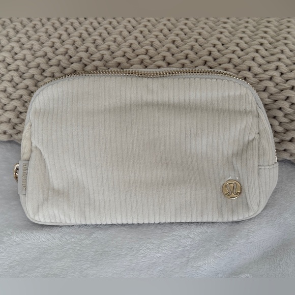 NWT Lululemon Everywhere Belt Bag Corduroy, Bone/Gold, 1L - Picture 5 of 13